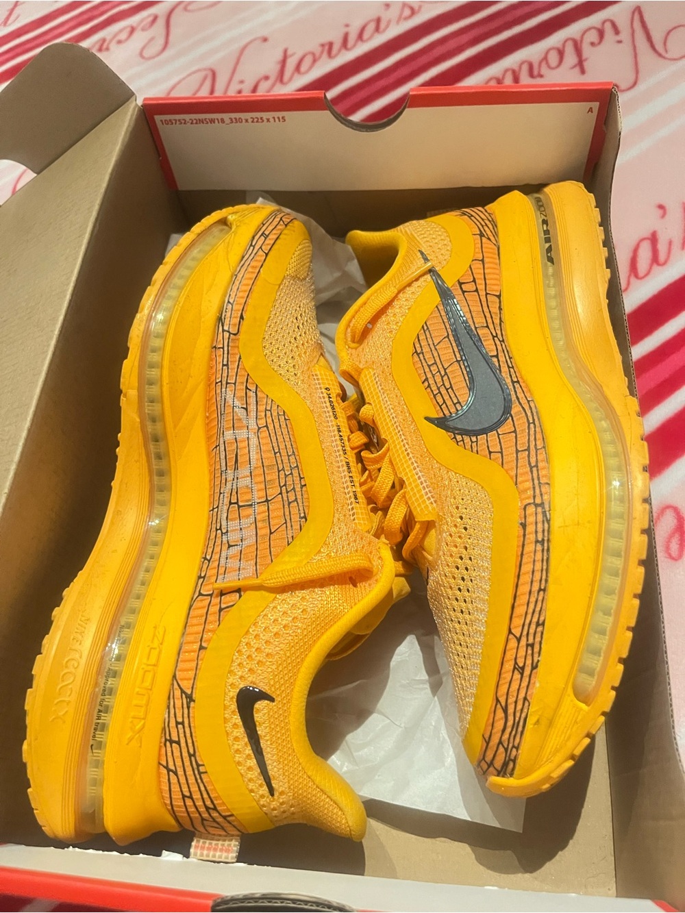 Like NEW Nike Yellow Mesh Pegasus Running Shoes size 9 beautiful. 👟👟👟